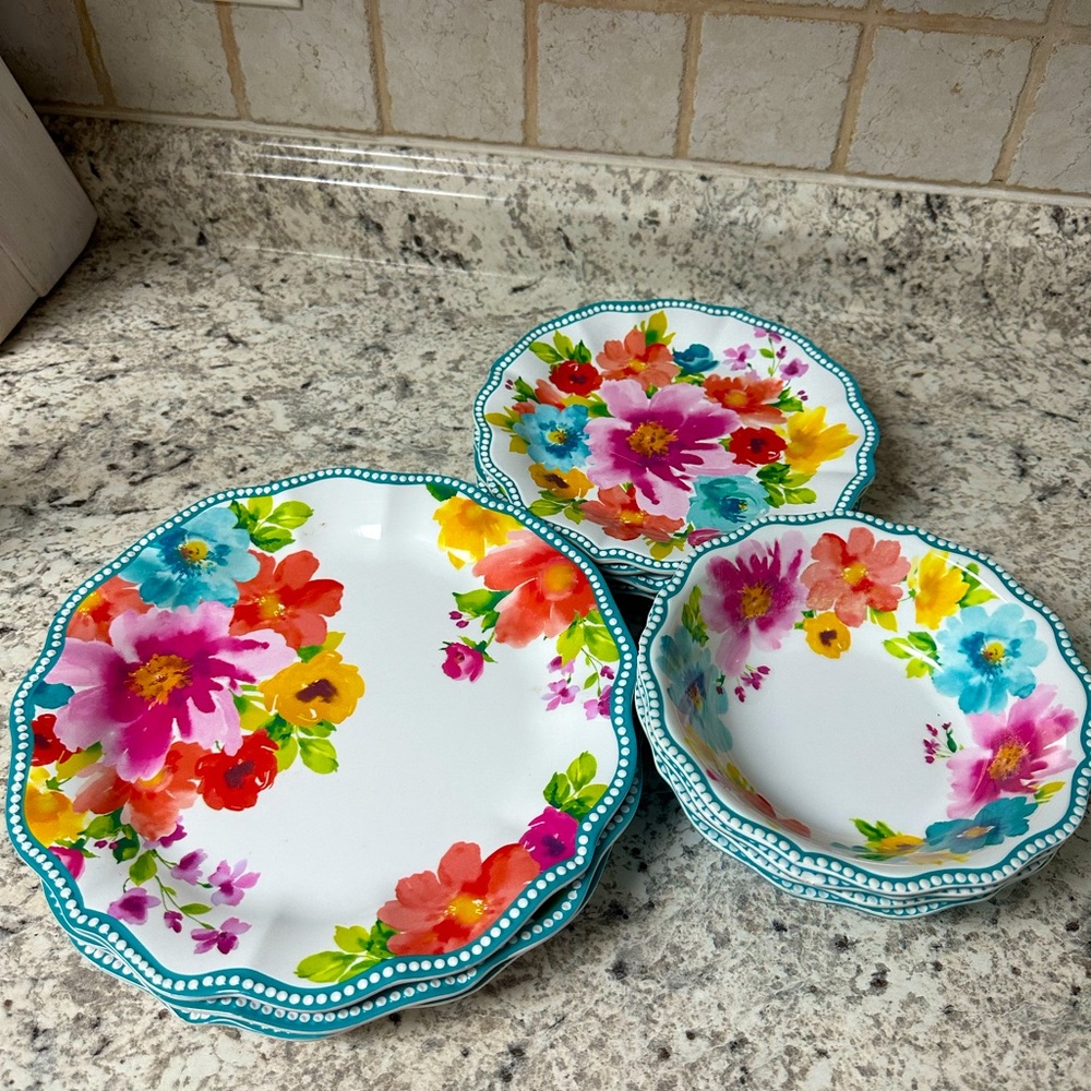 Pioneer Woman Dinnerware Set